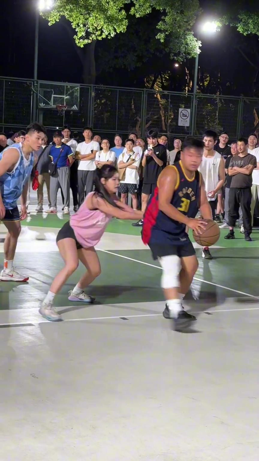 这哥们看见防自己的是女生，一个劲背打，球也不传了